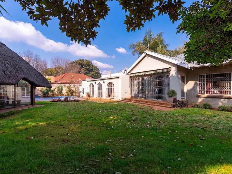 Spacious 4 Bed Family Home with Pool, Cottage & Lapa – Double Garage + Carport - Photo 3