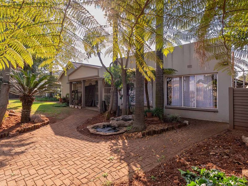 Spacious 4 Bed Family Home with Pool, Cottage & Lapa – Double Garage + Carport - Photo 1