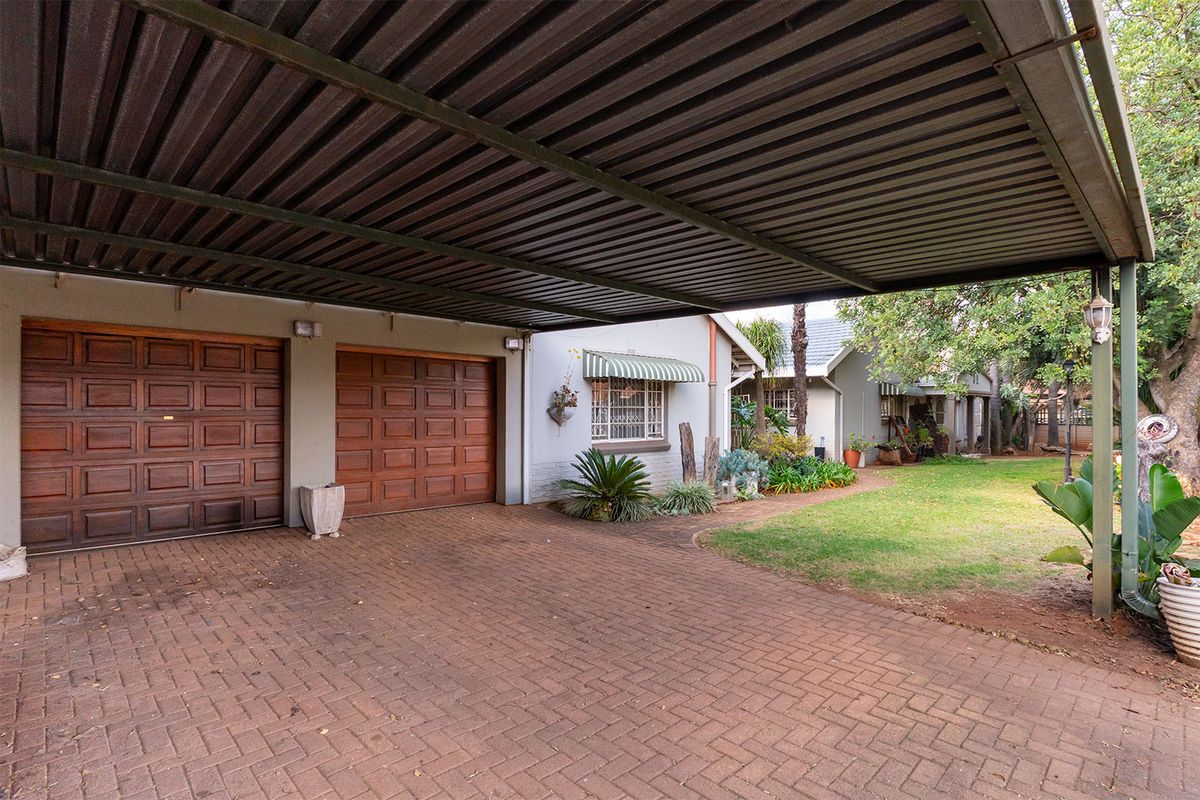 Spacious 4 Bed Family Home with Pool, Cottage & Lapa – Double Garage + Carport - Photo 2