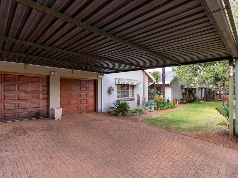 Spacious 4 Bed Family Home with Pool, Cottage & Lapa – Double Garage + Carport - Photo 2