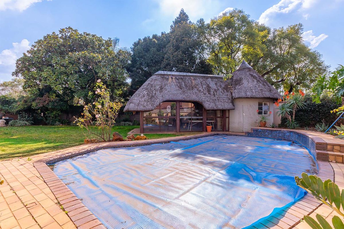 Spacious 4 Bed Family Home with Pool, Cottage & Lapa – Double Garage + Carport - Photo 5