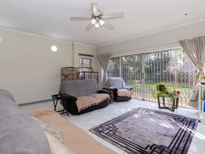 Spacious 4 Bed Family Home with Pool, Cottage & Lapa – Double Garage + Carport - Photo 10