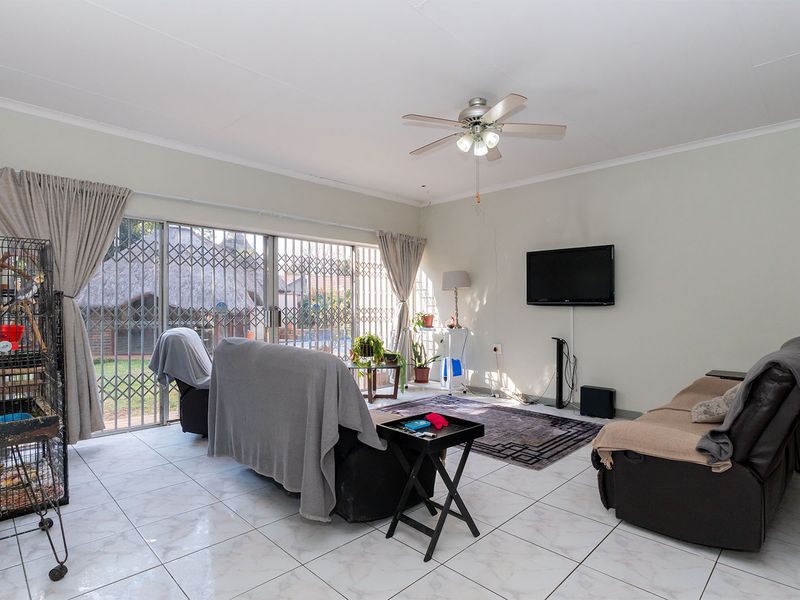 Spacious 4 Bed Family Home with Pool, Cottage & Lapa – Double Garage + Carport - Photo 9