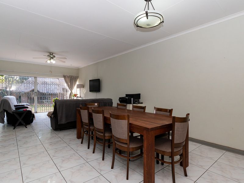 Spacious 4 Bed Family Home with Pool, Cottage & Lapa – Double Garage + Carport - Photo 8