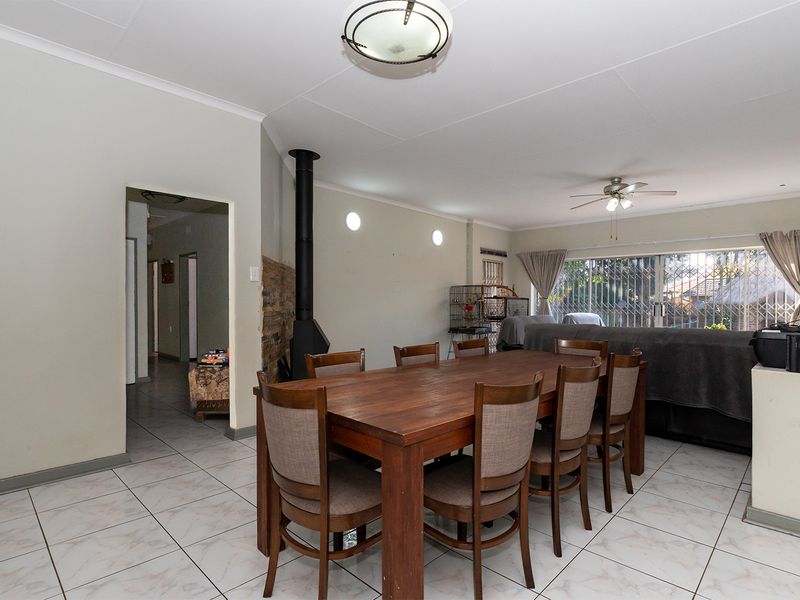 Spacious 4 Bed Family Home with Pool, Cottage & Lapa – Double Garage + Carport - Photo 7