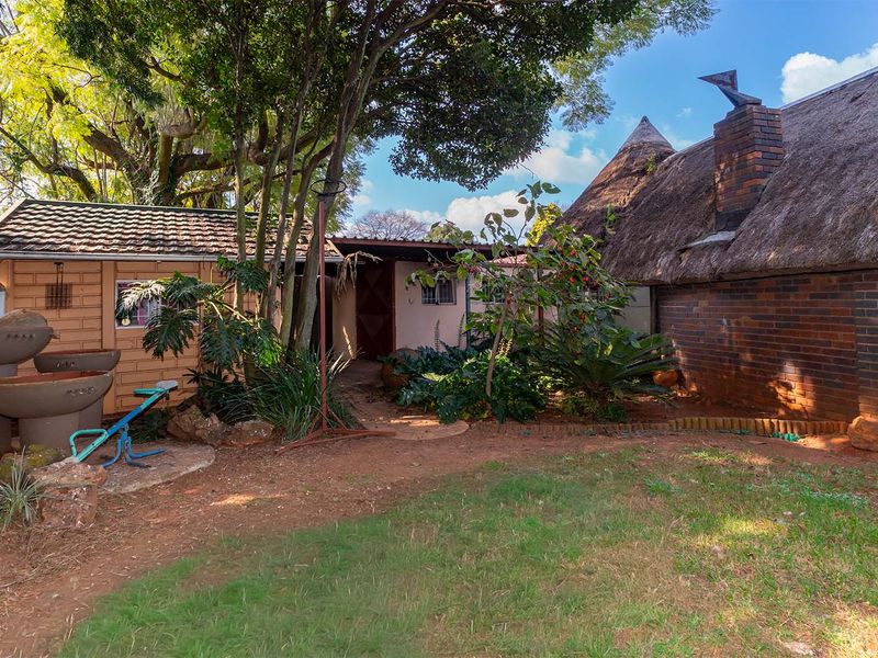 Spacious 4 Bed Family Home with Pool, Cottage & Lapa – Double Garage + Carport - Photo 6