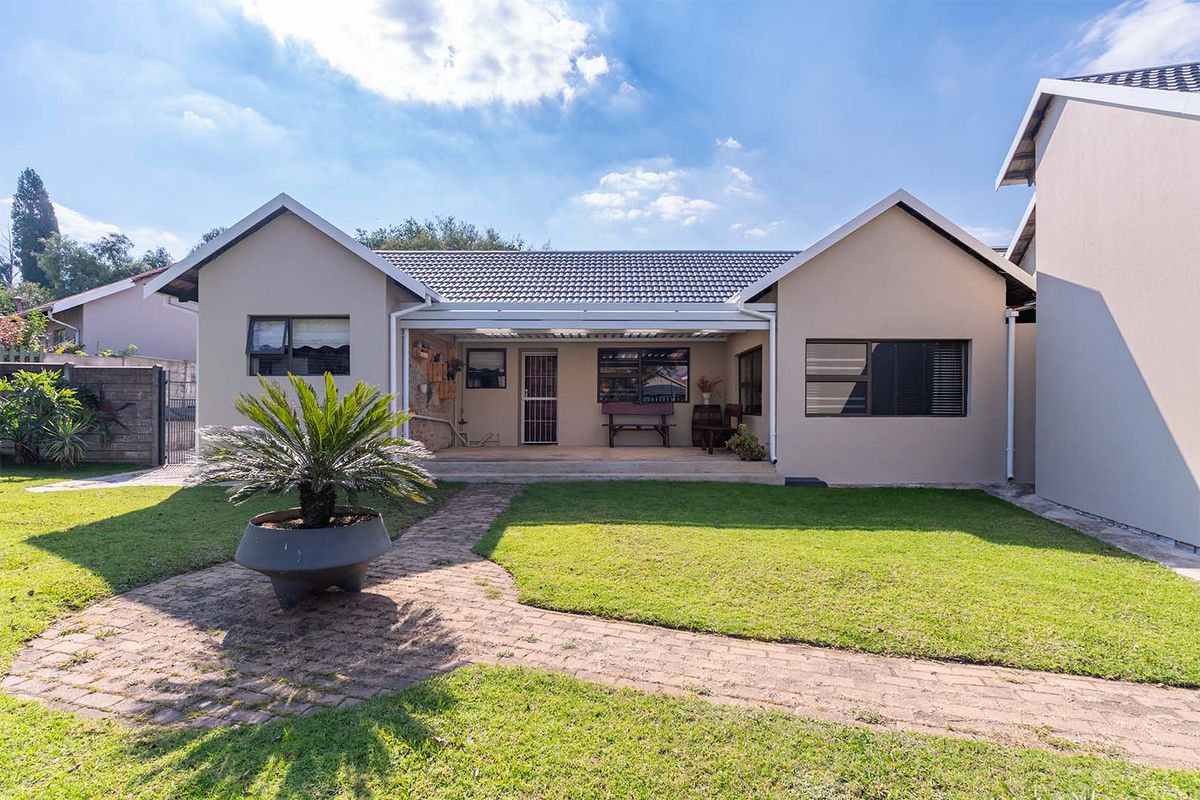 Within the boomed off area 3-Bed Home with Pool & Undercover Parking - Photo 2