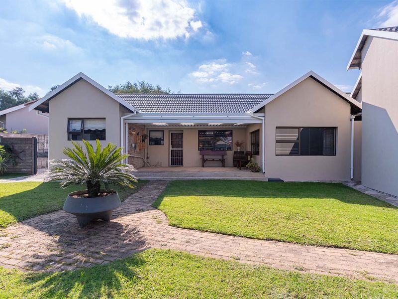 Within the boomed off area 3-Bed Home with Pool & Undercover Parking - Photo 2