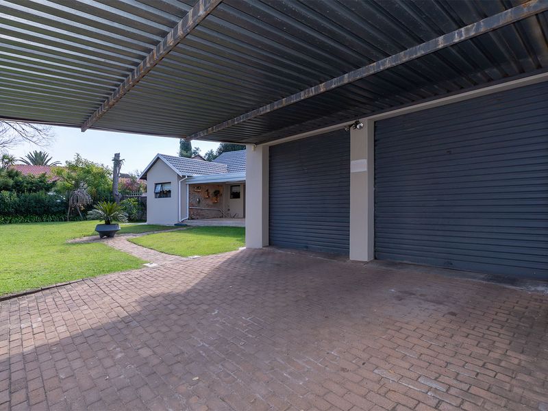 Within the boomed off area 3-Bed Home with Pool & Undercover Parking - Photo 4
