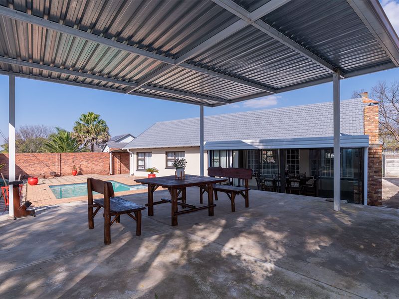 Within the boomed off area 3-Bed Home with Pool & Undercover Parking - Photo 10
