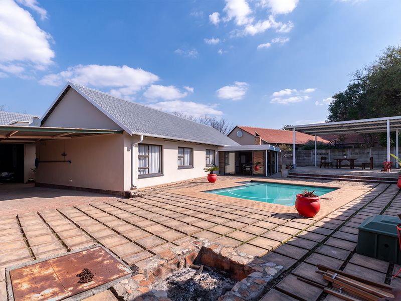 Within the boomed off area 3-Bed Home with Pool & Undercover Parking - Photo 8