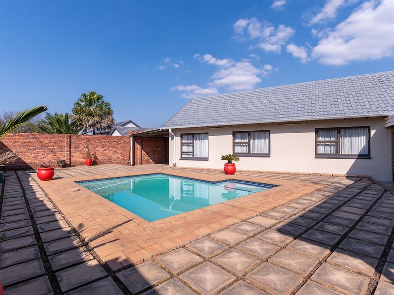 Within the boomed off area 3-Bed Home with Pool & Undercover Parking - Photo 7