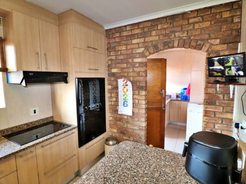 Massive 4 bedroom family home!!! - Photo 3