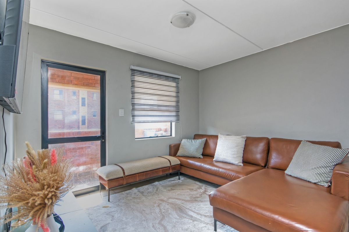 Stylish Apartment for Sale in the popular suburb of Olifantsvlei! - Photo 2