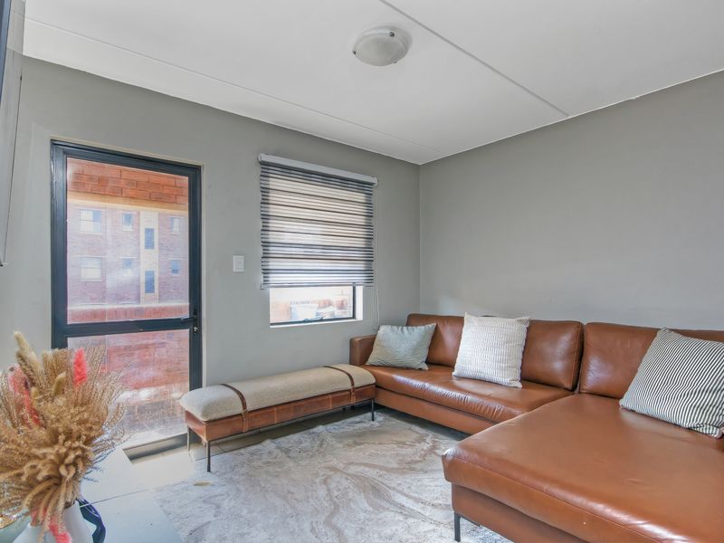 Stylish Apartment for Sale in the popular suburb of Olifantsvlei! - Photo 2