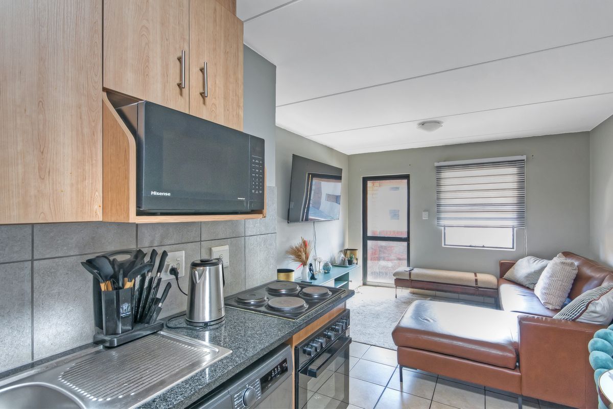 Stylish Apartment for Sale in the popular suburb of Olifantsvlei! - Photo 4