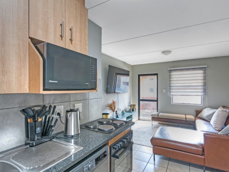 Stylish Apartment for Sale in the popular suburb of Olifantsvlei! - Photo 4