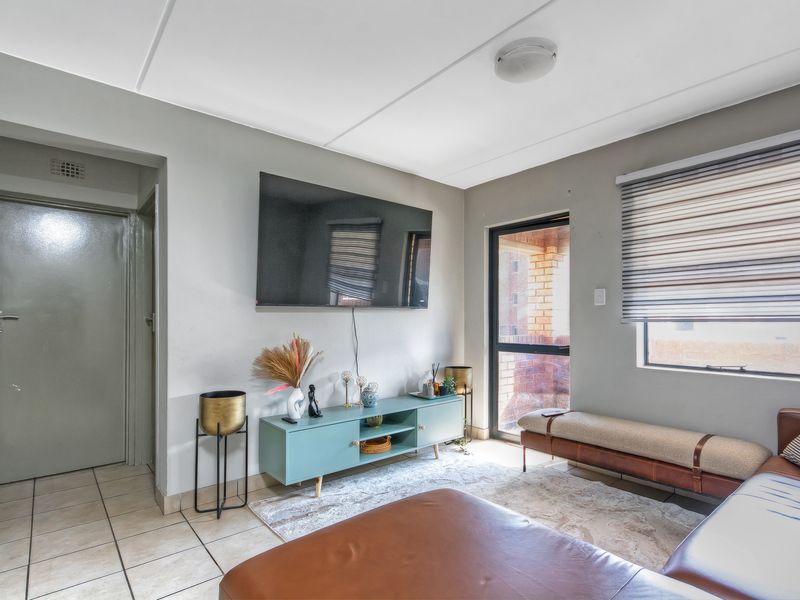 Stylish Apartment for Sale in the popular suburb of Olifantsvlei! - Photo 1