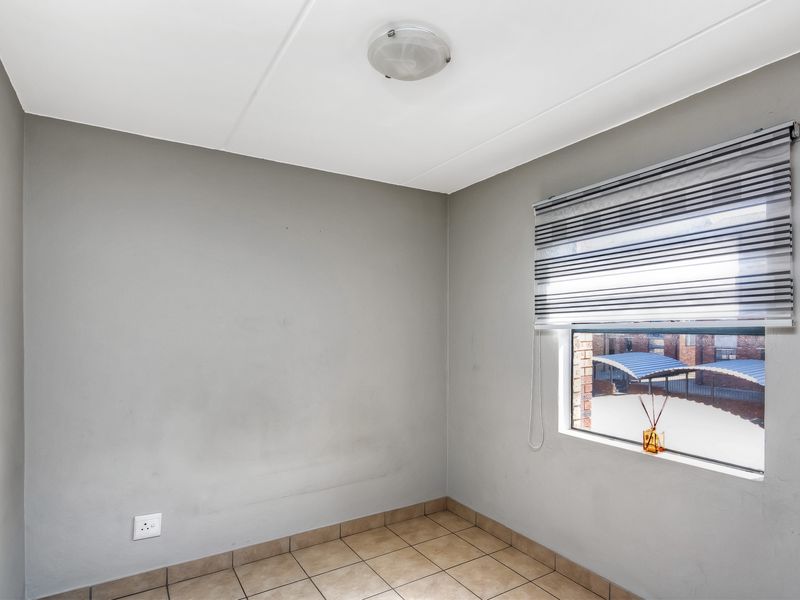 Stylish Apartment for Sale in the popular suburb of Olifantsvlei! - Photo 10
