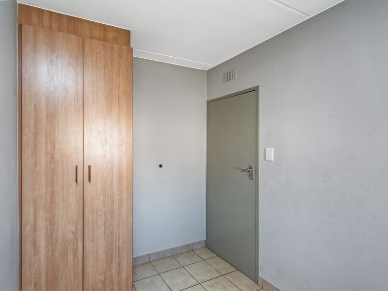 Stylish Apartment for Sale in the popular suburb of Olifantsvlei! - Photo 9