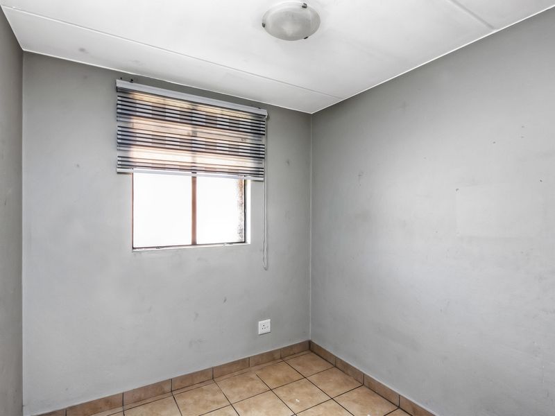 Stylish Apartment for Sale in the popular suburb of Olifantsvlei! - Photo 8