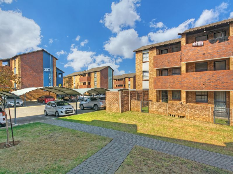 Stylish Apartment for Sale in the popular suburb of Olifantsvlei! - Photo 7