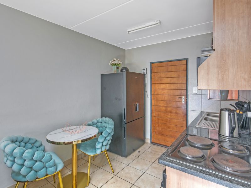 Stylish Apartment for Sale in the popular suburb of Olifantsvlei! - Photo 6