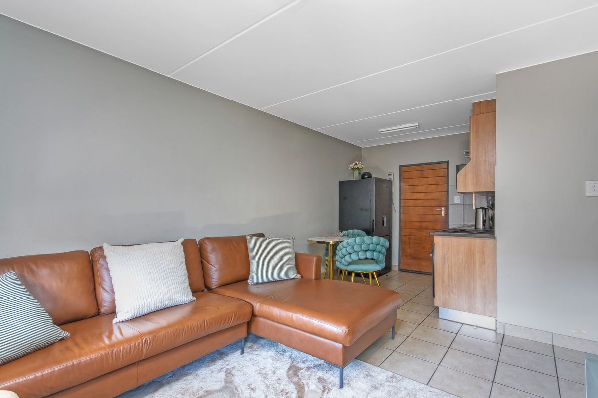 Stylish Apartment for Sale in the popular suburb of Olifantsvlei! - Photo 3