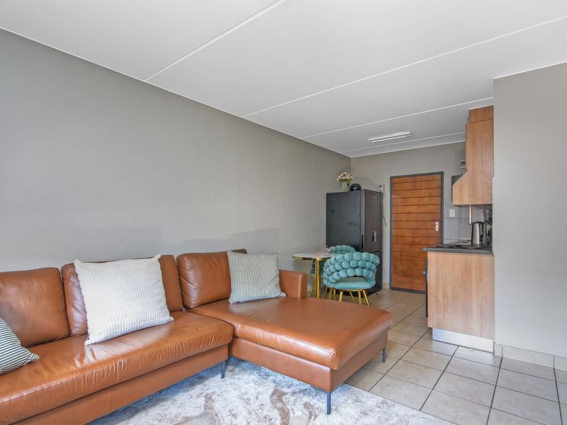 Stylish Apartment for Sale in the popular suburb of Olifantsvlei! - Photo 3