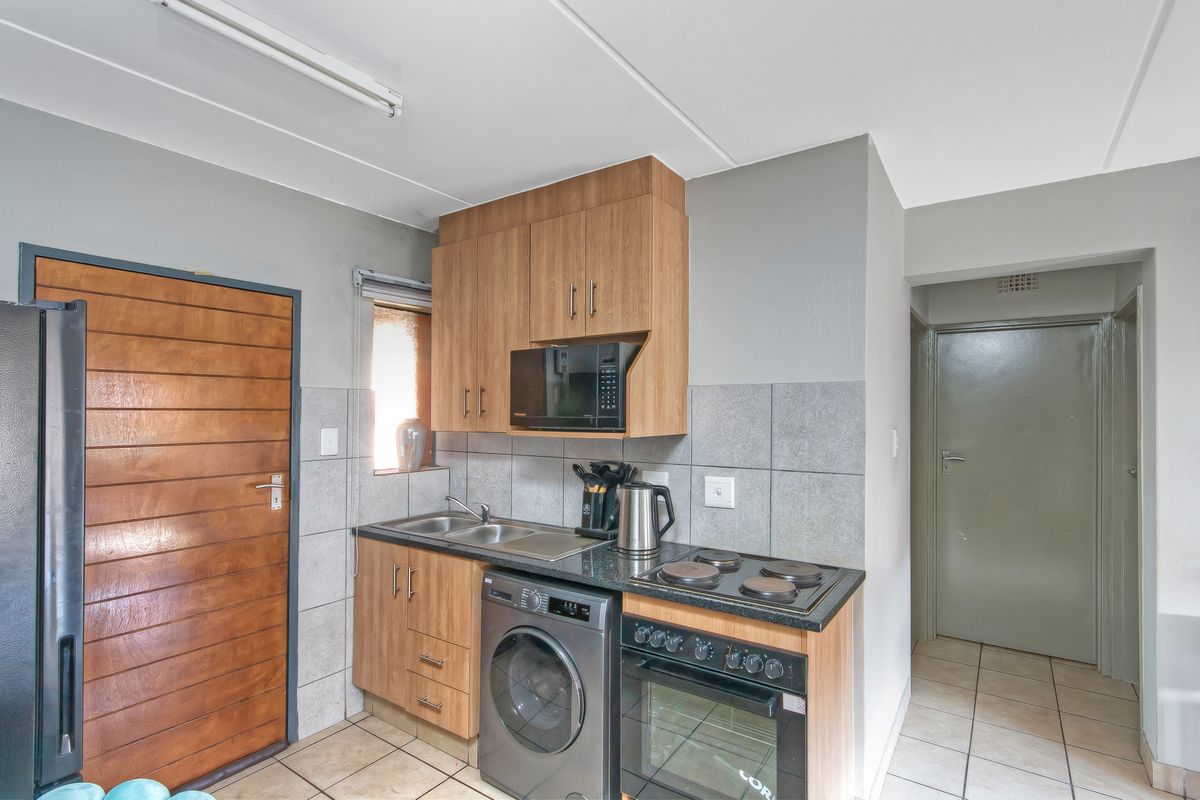 Stylish Apartment for Sale in the popular suburb of Olifantsvlei! - Photo 5