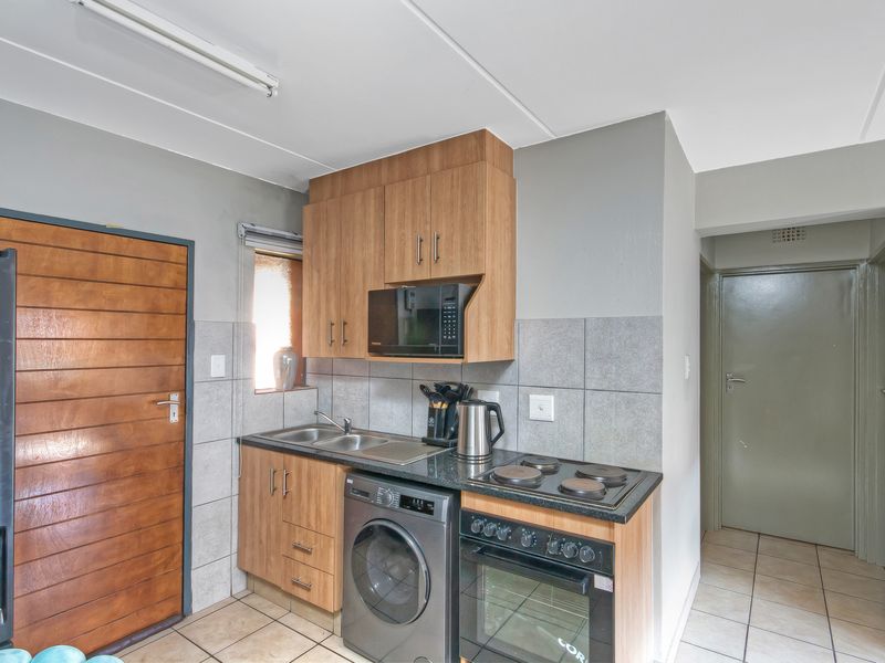 Stylish Apartment for Sale in the popular suburb of Olifantsvlei! - Photo 5