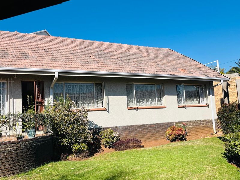 Spacious Family Home with A Bonus Flatlet! - Photo 2