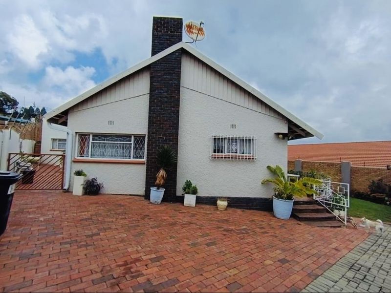 Spacious Family Home with A Bonus Flatlet! - Photo 1