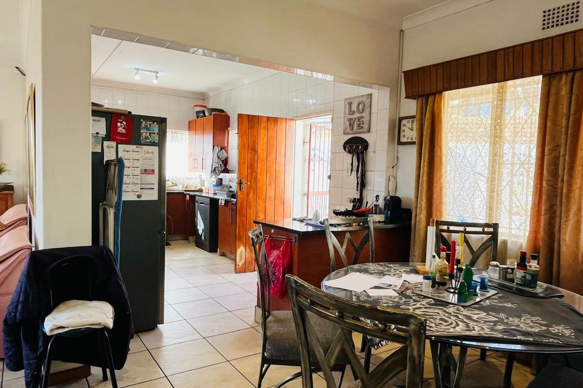 Spacious Family Home with A Bonus Flatlet! - Photo 4