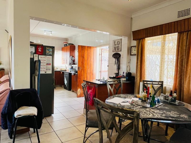 Spacious Family Home with A Bonus Flatlet! - Photo 4