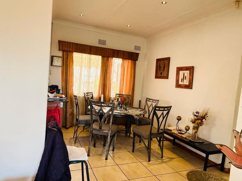 Spacious Family Home with A Bonus Flatlet! - Photo 8