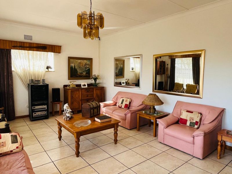 Spacious Family Home with A Bonus Flatlet! - Photo 7