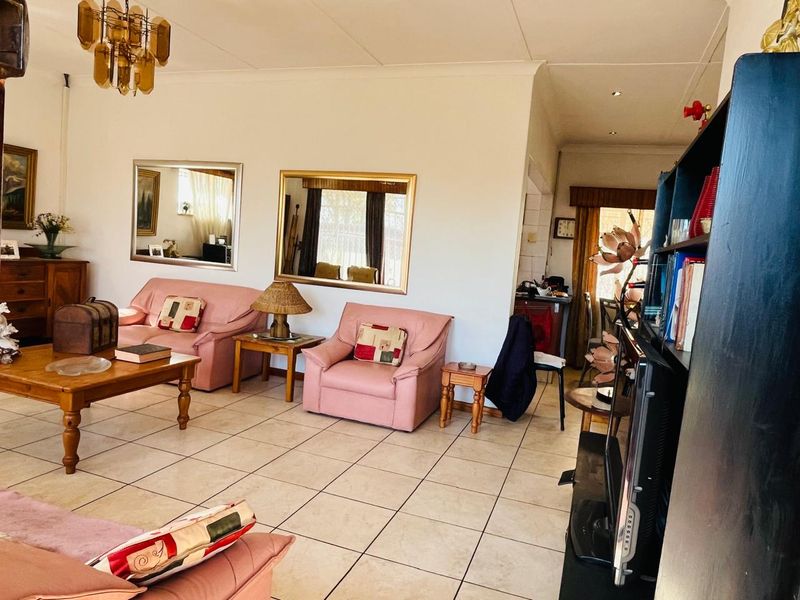 Spacious Family Home with A Bonus Flatlet! - Photo 6