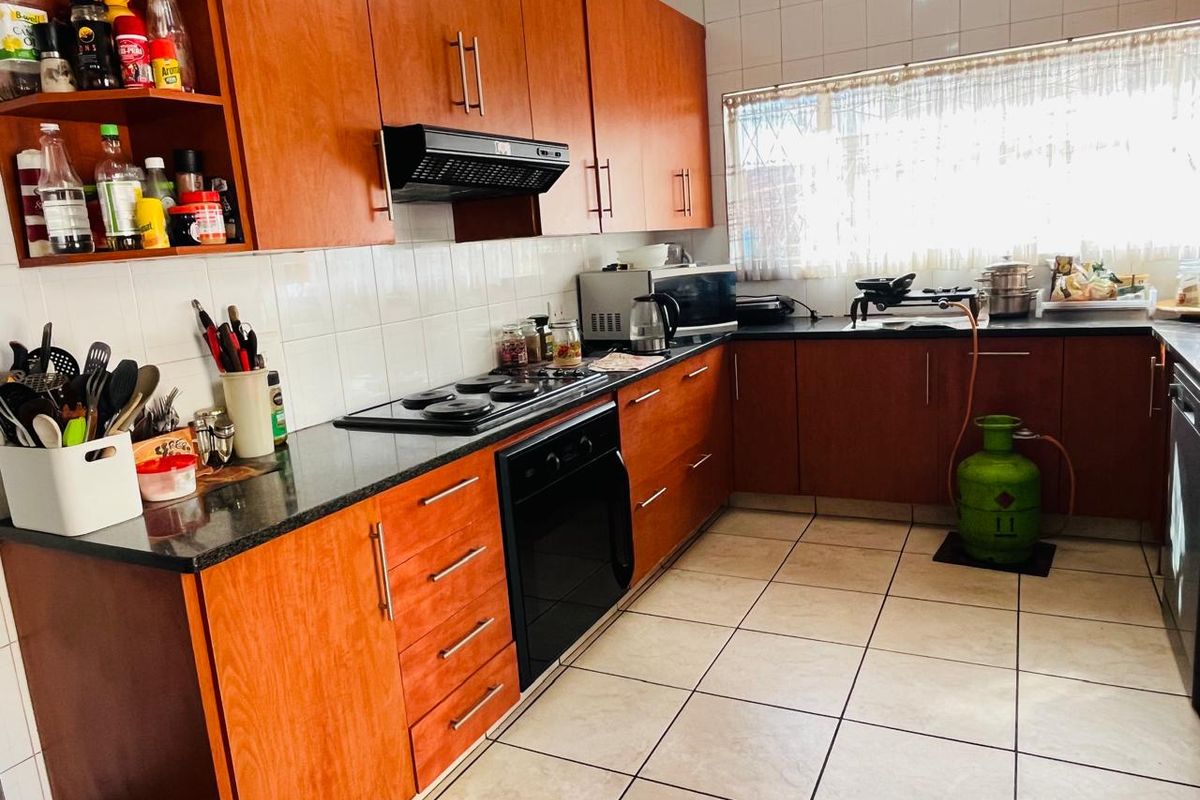 Spacious Family Home with A Bonus Flatlet! - Photo 3
