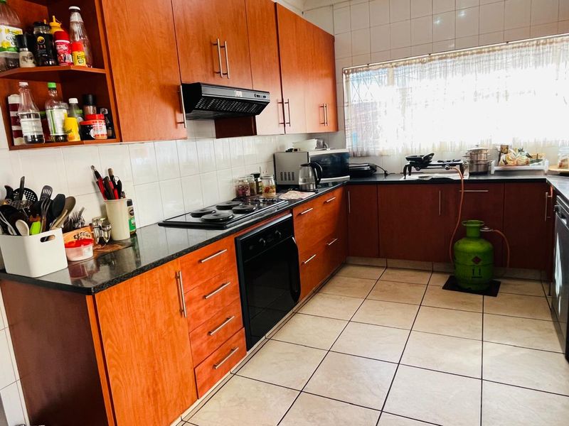 Spacious Family Home with A Bonus Flatlet! - Photo 3
