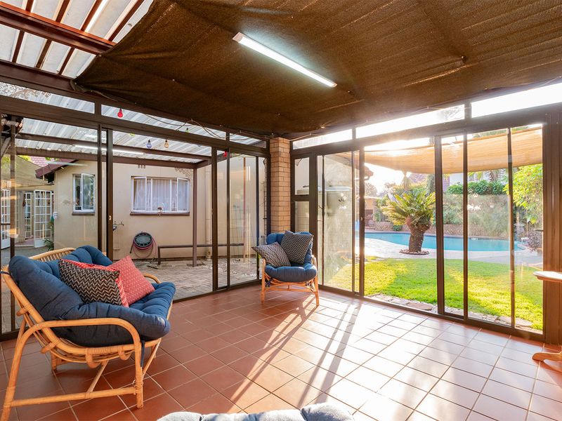 Spacious Family Home with Flatlet, Entertainment Areas, Pool & Extensive Solar System - Photo 10