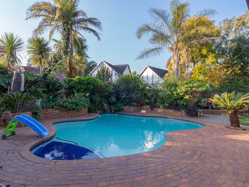 Spacious Family Home with Flatlet, Entertainment Areas, Pool & Extensive Solar System - Photo 7