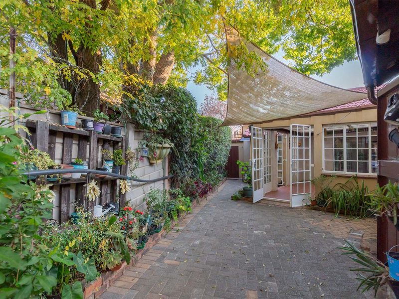 Spacious Family Home with Flatlet, Entertainment Areas, Pool & Extensive Solar System - Photo 6