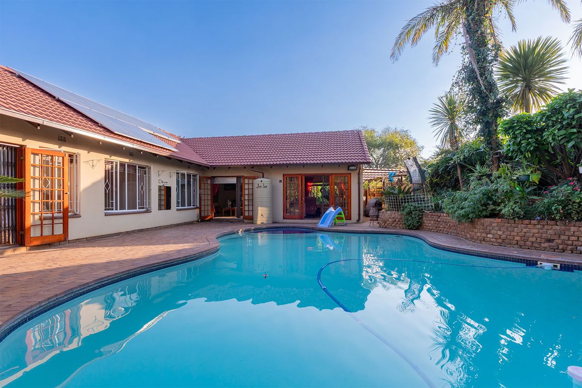 Spacious Family Home with Flatlet, Entertainment Areas, Pool & Extensive Solar System - Photo 2