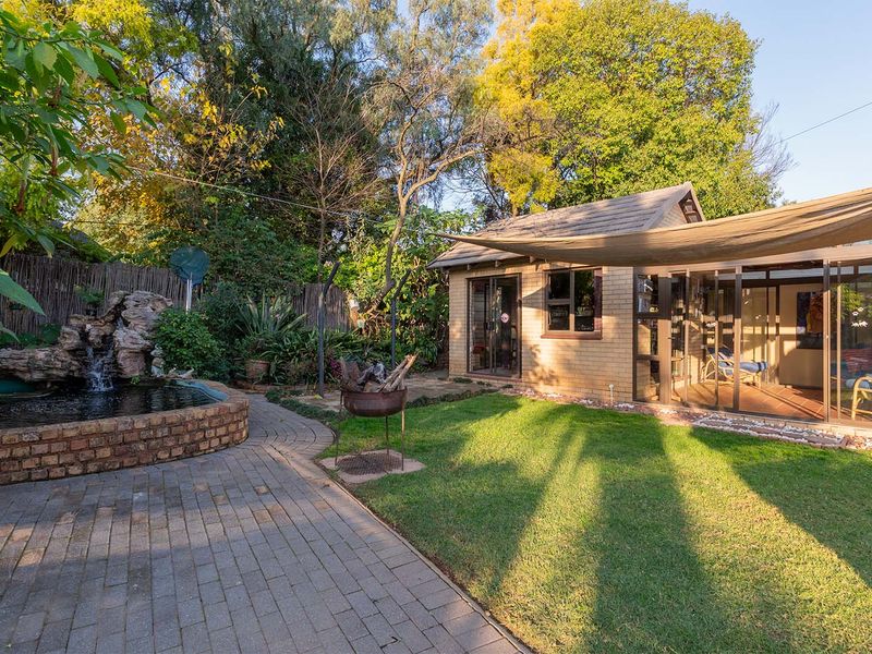 Spacious Family Home with Flatlet, Entertainment Areas, Pool & Extensive Solar System - Photo 5
