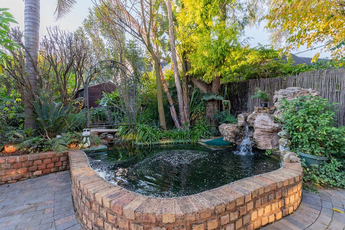Spacious Family Home with Flatlet, Entertainment Areas, Pool & Extensive Solar System - Photo 4