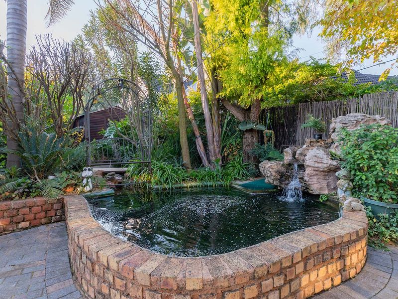 Spacious Family Home with Flatlet, Entertainment Areas, Pool & Extensive Solar System - Photo 4