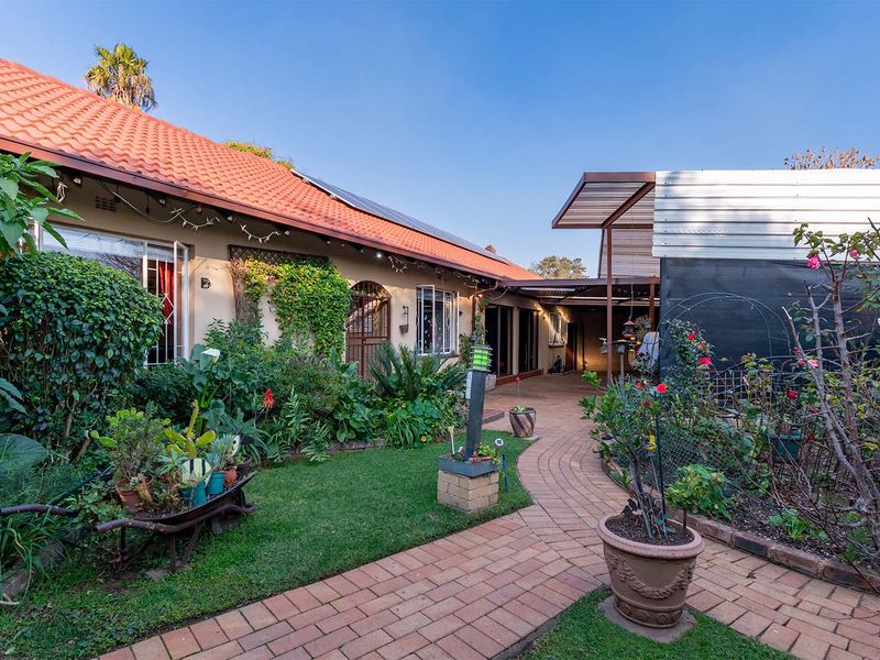 Spacious Family Home with Flatlet, Entertainment Areas, Pool & Extensive Solar System - Photo 4