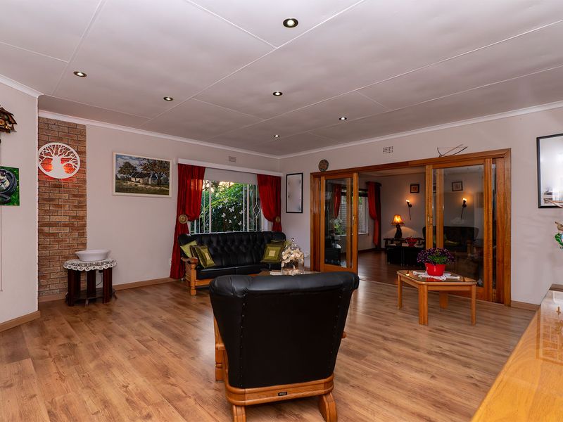 Spacious Family Home with Flatlet, Entertainment Areas, Pool & Extensive Solar System - Photo 10