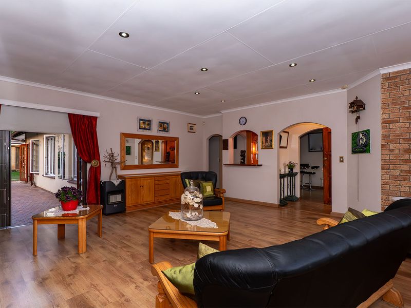Spacious Family Home with Flatlet, Entertainment Areas, Pool & Extensive Solar System - Photo 9